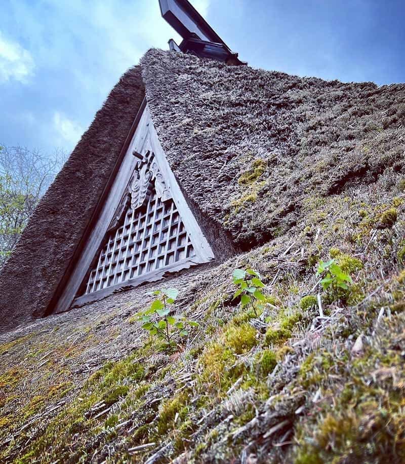 土に還る茅葺き屋根
