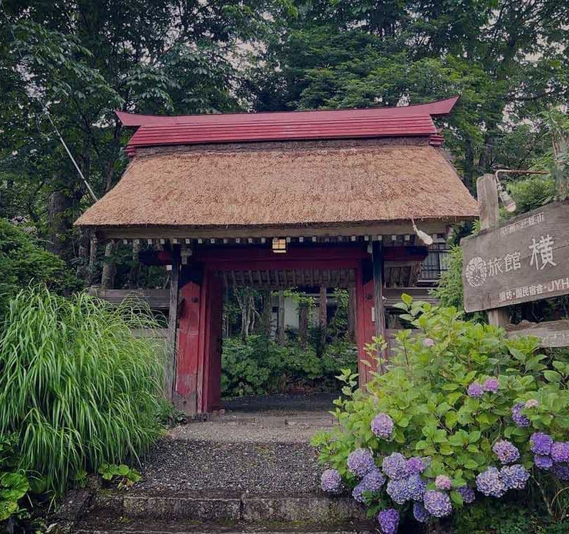 横倉旅館茅葺門（長野市戸隠）