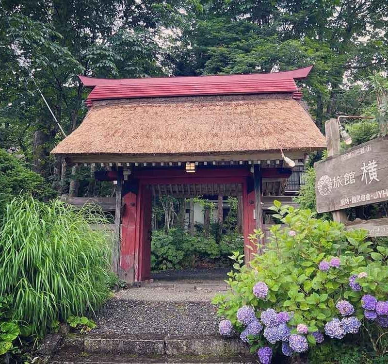 横倉旅館茅葺門（長野市戸隠）